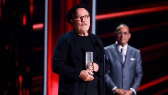 Recibió el premio de parte de su colega y amigo Gilberto Santa Rosa.