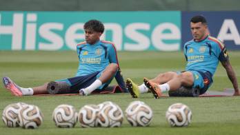 Los jugadores de la selección española, Lamine Yamal y Pedro Porro (d), durante el entrenamiento.