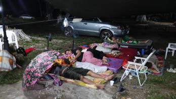 Familias acampan por miedo a réplicas.