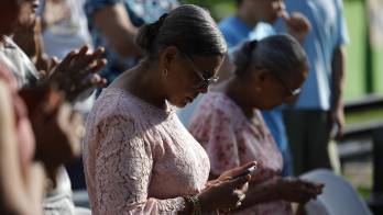 Personas asisten a una eucaristía hoy afuera de la parroquia Nuestra Señora de La Candelaria en Tonosí.