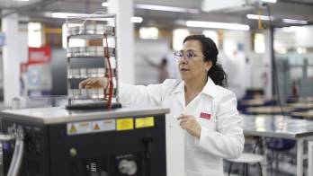 La jefa de la Planta Piloto de Ingeniería de Alimentos de la Universidad Iberoamericana, Mónica Vianey Basave Rivera. EFE/ Sáshenka Gutiérrez