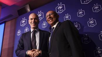 Zinedine Zidane durante su presentación este martes como nuevo seleccionador de fútbol de Francia. A su lado, el presidente de la Federación francesa, Philippe Diallo. EFE/EPA/TERESA SUAREZ