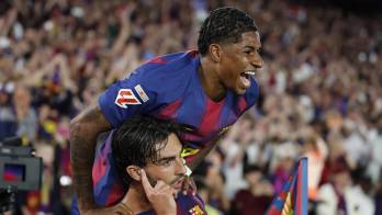 El delantero del FC Barcelona Ferrán Torres (abajo) celebra su gol.