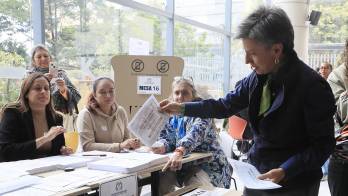 La precandidata presidencial Claudia López deposita la papeleta para votar por la Cámara de Representantes este domingo, en Bogotá (Colombia). EFE/ Carlos Ortega