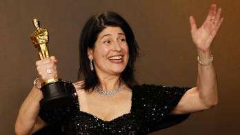 Cassandra Kulukundis posa con el premio al Mejor Reparto por 'One Battle After Another' durante la 98.ª ceremonia anual de los Premios Óscar en el Dolby Theatre de Los Ángeles, California, EE. UU., el 15 de marzo de 2026. EFE/EPA/JILL CONNELLY