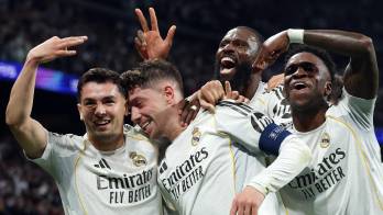 El centrocampista uruguayo del Real Madrid, Federico Valverde (centro), celebra su tercer gol durante el partido de ida de los octavos de final de la UEFA Champions League ante el Manchester City en el estadio Santiago Bernabéu de Madrid.