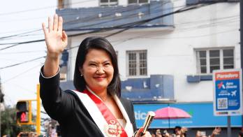 La presidenta de Perú, Keiko Fujimori, saluda desde un vehículo durante el tradicional desfile cívico militar con motivo de los 205 años de la independencia de Perú en Lima (Perú). EFE/ Renato Pajuelo