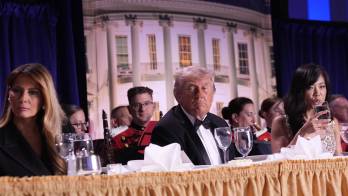 El presidente de Estados Unidos, Donald Trump (C), y la primera dama, Melania Trump (I), participan en la cena de la cena anual de la Asociación de Corresponsales de la Casa Blanca (WHCA) en Washington (EE.UU.).