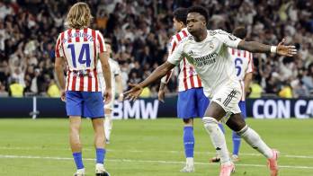 El delantero brasileño del Real Madrid, Vinícius Júnior, celebra el tercer gol de su equipo durante el partido de la liga española entre el Real Madrid CF y el Club Atlético de Madrid en el estadio Santiago Bernabéu de Madrid.
