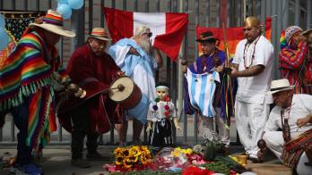 Chamanes y curanderos se reúnen para limpiar de malas energías a los futbolistas antes de la final.