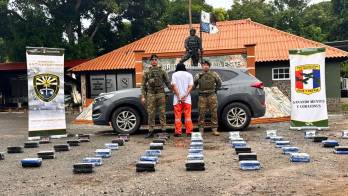 Tanto el sospechoso como la evidencia quedaron a órdenes de la Fiscalía de Drogas