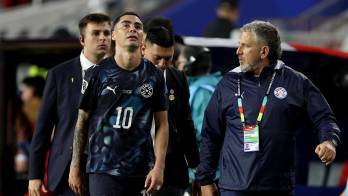 Miguel Almirón fue expulsado en el partido ante Turquía tras aplicarse por primera vez la ‘Ley Prestianni’, que sanciona el gesto de taparse la boca al hablar con un rival.