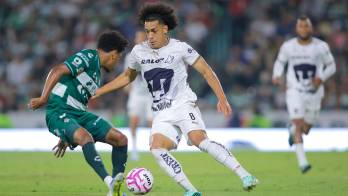 Adalberto Carrasquilla (d) durante el partido entre Pumas y Santos Laguna correspondiente a la jornada 13 del torneo Apertura 2026 de la Liga BBVA MX, realizado este miércoles en el estadio Corona.