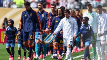 El centrocampista español Rodri, el delantero argentino Lionel Messi y sus compañeros de equipo saltan al terreno de juego antes de la final del Mundial de fútbol de 2026 entre España y Argentina, en el estadio de Nueva York/Nueva Jersey en East Rutherford.