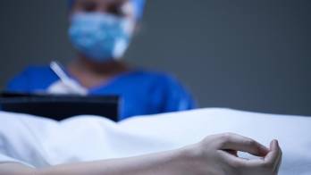 El padre de la menor presenció la dramática escena y trató de reanimarla, pero fue en vano.