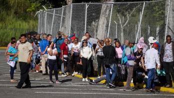 Miles de venezolanos hacen fila por cédula de identidad para poder votar en el referendo