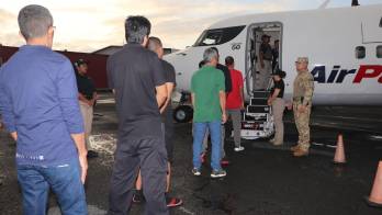 Migración Panamá ejecutó la expulsión de cinco personas con antecedentes por narcotráfico y porte ilegal de armas.