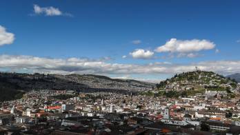 Vista panorámica de Quito desde el teleférico: una ciudad entre montañas y nubes.