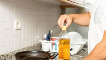 Arrojar el aceite usado por el fregadero puede causar un impacto negativo en el sistema de alcantarillado.