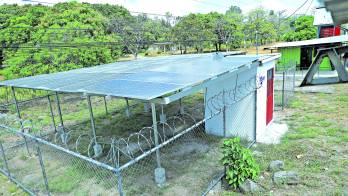 El sistema fotovoltaico que reduce los costos de energía al acueducto rural de Llano Marín consta de 35 paneles solares y 7 inversores.