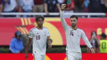 Álex Baena (d) de España celebra un gol este viernes, en un partido del grupo H del Mundial de la FIFA 2026 entre Uruguay y España en el estadio Akron en Guadalajara (México).