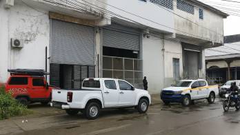 Miembros de la Policía Nacional recorrieron la zona comercial de France Field tras el robo reportado este lunes.