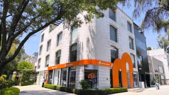 La calificadora Fitch Ratings elevó la nota de Banco Multiva y Casa de Bolsa Multiva al considerar que la institución consolidó su modelo de negocio y mantuvo un crecimiento sostenido en los últimos años, impulsado por una estrategia enfocada en infraestructura, energía y gobierno.
