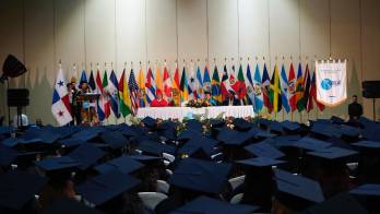 Graduados de UDELAS reciben sus títulos en una jornada marcada por el orgullo y la excelencia académica.