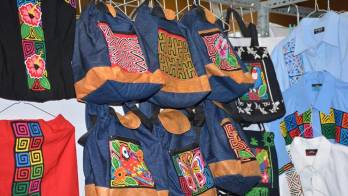 La primera Feria de Artesanías fue realizada en 1977 en el Parque Omar de la capital panameña, marcando el inicio de una tradición cultural.