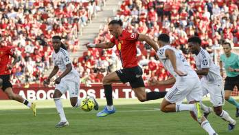 El delantero kosovar del Mallorca Vedat Muriqi (c) ante la defensa del Real Madrid durante el partido de la jornada 30 de LaLiga EA Sports, que disputaron el RCD Mallorca y el Real Madrid este sábado, en Son Moix, Palma de Mallorca.