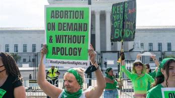 Personas a favor del derecho al aborto se manifiestan en Washington.