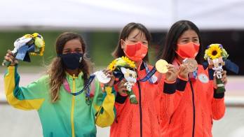 Momiji Nishiya (c-oro) de Japón, Rayssa Leal (i-plata) de Brasil, y Nakayama Funa (bronce) de Japón posan durante la ceremonia de entrega de medallas del street femenino de skateboarding en los Juegos Olímpicos 2020, este lunes en el Urban Sports Park de Ariake en Tokio (Japón).