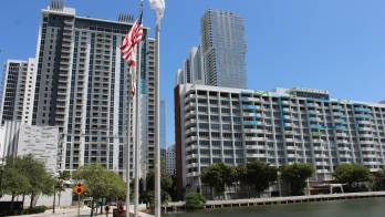 Fotografía del 18 de agosto de 2026 que muestra la fachada de los edificios de lujo en Edgewater, uno de los barrios costeros urbanos de mayor crecimiento en Miami (Estados Unidos). EFE/Pedro Pablo Cortés