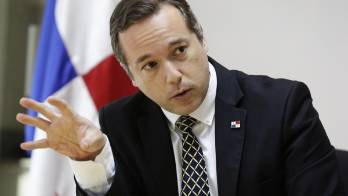 El secretario panameño de Energía, Jorge Rivera habla con Efe durante una entrevista en Ciudad de Panamá (Panamá).