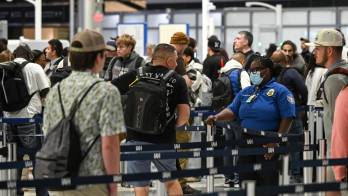 Viajeros hacen fila en un control de seguridad de la TSA en el Aeropuerto Intercontinental George Bush de Houston, Texas, el 20 de marzo de 2026.