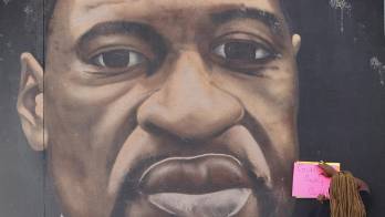 La familia de George Floyd pide a Kanye West 250 millones de dólares por difamar