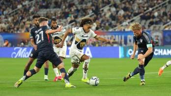 El mediocampista panameño Adalberto Carrasquilla (centro) asistió en el gol de Pumas, pero no regresó al campo para el segundo tiempo por una contractura muscular.