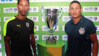 Edwin Oropeza(D) Costa del Este y Mario Henríquez (I) Atlético Nacional.