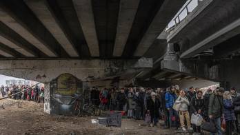 Colas, angustia y rabia contra Putin en la frontera de Ucrania con Rumanía