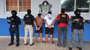 Unidades policiales participaron en los allanamientos realizados este viernes en distintos sectores de Veracruz.