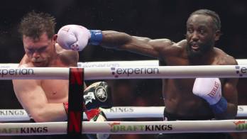 El mexicano Saúl Canelo Álvarez (i) y el estadounidense Terence Crawford (d) se enfrentan en el Allegiant Stadium en Las Vegas, EE. UU.