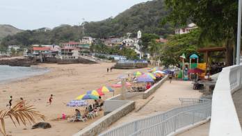 Turistas nacionales y extranjeros acuden a sus playas para disfrutar de sus cálidas aguas