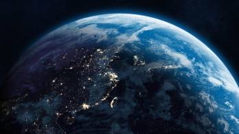 Esta aceleración es provocada por la posición de la Luna con respecto al eje terrestre.