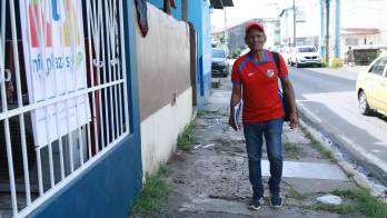 Cada mañana, Don Fernando camina desde el refugio “Mi Hogar” hasta la Infoplaza de San Ana, donde el Ministerio de Desarrollo Social (MIDES).