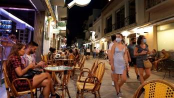 Cataluña cierra el ocio nocturno en interiores por la escalada de contagios
