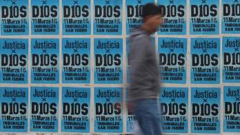 Una persona camina frente a los tribunales de San Isidro, donde se lleva a cabo el juicio por la muerte de Diego Armando Maradona, en Buenos Aires (Argentina).