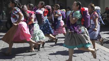 Mujeres participaron este fin de semana con sus trajes tradicionales en la ‘Carrera de la Tortilla’.