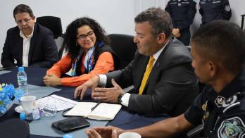 El director de la Policía Nacional, Jaime Fernández, junto a la alcaldesa Irma Hernández, durante el encuentro de coordinación en San Miguelito.