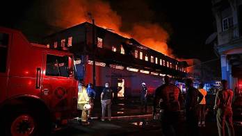 El incendio de gran magnitud se registró aproximadamente a las 7:00 de la noche en calle 12 Domingo Díaz, en la ciudad de Colón.