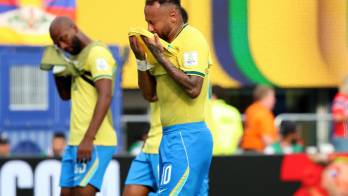 Neymar (c), de Brasil, llora este domingo tras la eliminación de la Canarinha a manos de Noruega en octavos de final del Mundial 2026. EFE/Octavio Guzmán